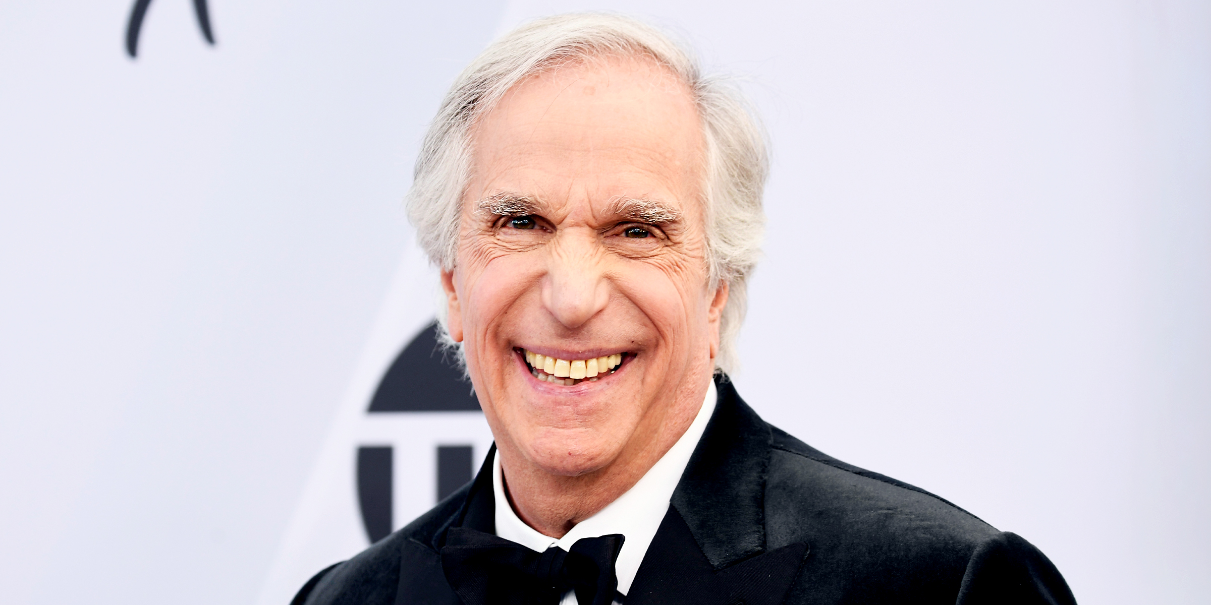 Henry Winkler’s 6 Gorgeous Grandkids Have to Clear Dishes – What They Look Like