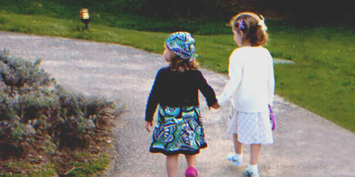 Girls Visit Dad’s Grave to ‘Show’ Their New Dresses as He Asked, See 2 Boxes with Their Names – Story of the Day