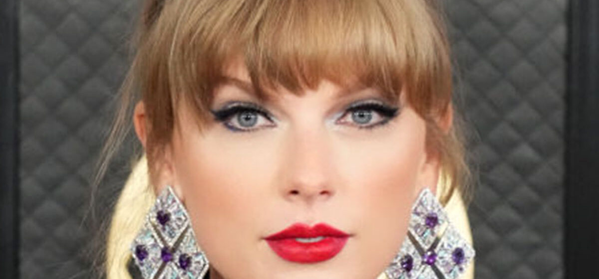 Taylor Swift takes off makeup, leaves us with no words