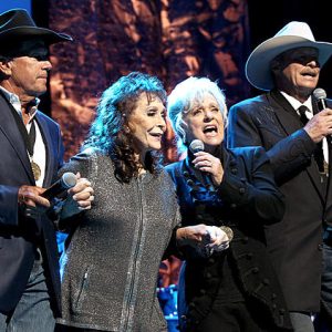 When Country Royalty Collides! At Alan Jackson’s 2017 Country Music Hall Of Fame Induction, The King Of Country, George Strait, Delivered A Soul-stirring Rendition Of Jackson’s Timeless Hit Remember When. The Emotional Performance Captured The Deep Respect Between Two Icons Who Have Defined The Genre. Jackson, Visibly Moved, Expressed His Gratitude, Saying, “Having George Sing One Of My Songs—it Doesn’t Get Better Than That. I’m Honored Beyond Words.” With Loretta Lynn Making A Surprise Appearance Despite A Recent Stroke And Unforgettable Performances By Lee Ann Womack And Alison Krauss, It Was A Night That Cemented Jackson’s Legendary Status In Country Music History.