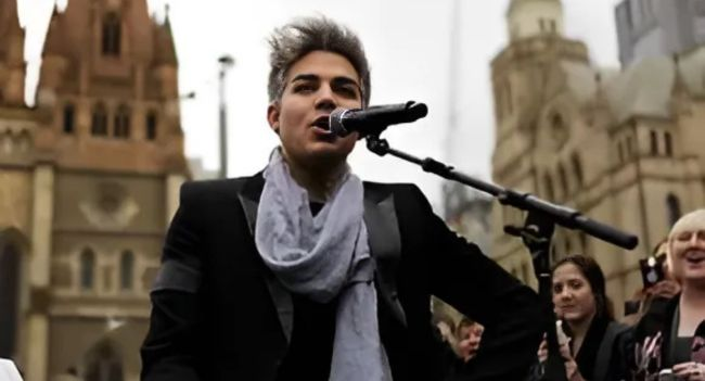 In A Rare, Intimate Moment, Lambert Stunned Melbourne With A Mesmerizing Street Performance. As His Soul-stirring Voice Filled The Air, Passersby Froze In Awe. He Transformed Whataya Want From Me Into A Haunting Piano Ballad, Stripping It Down To Its Rawest, Most Emotional Form.